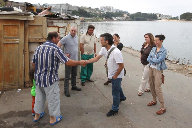 Visita do alcalde, Xulio Ferreiro, ao asentamiento de A Pasaxe